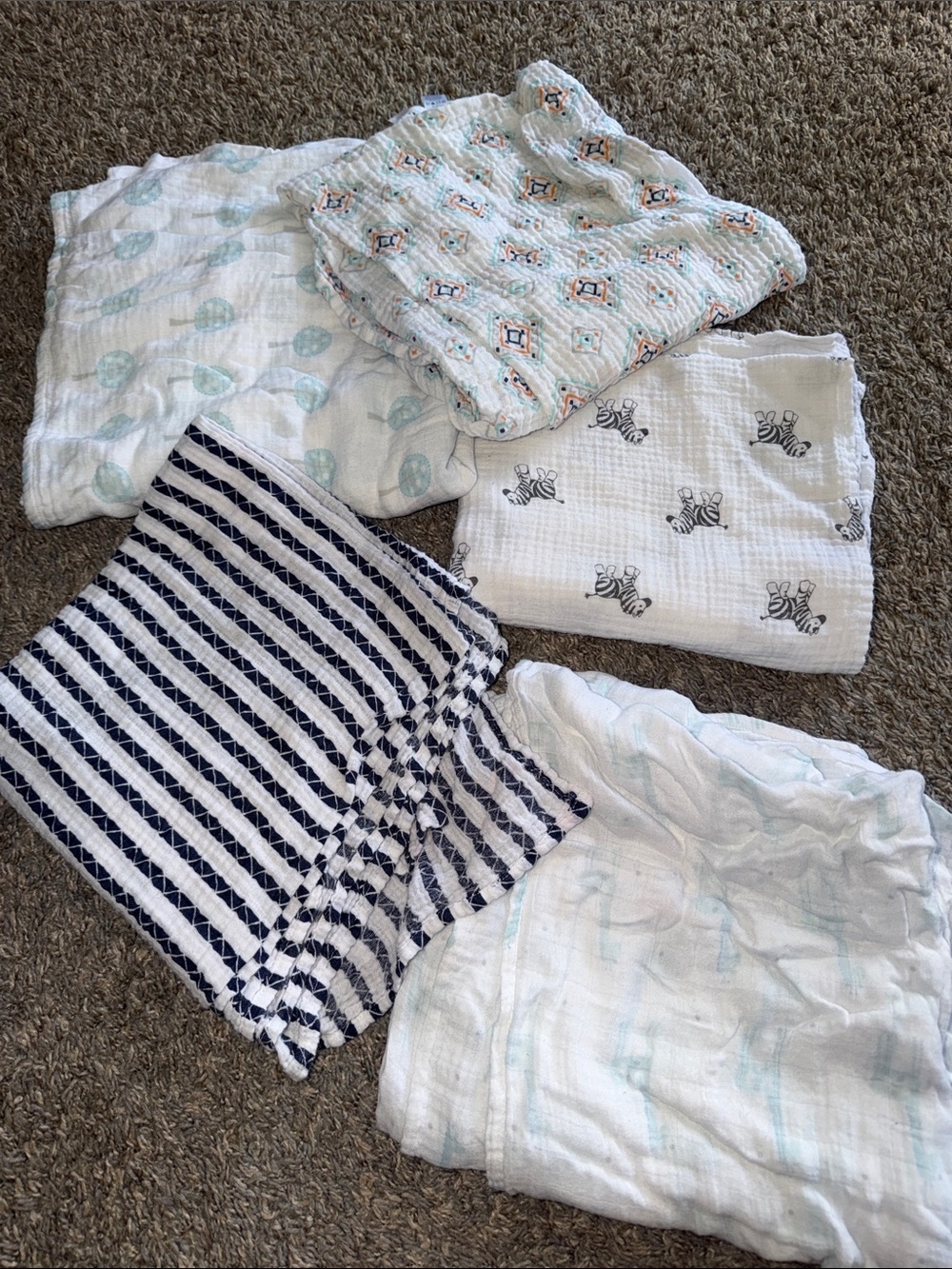 5 muslin swaddles- like new
